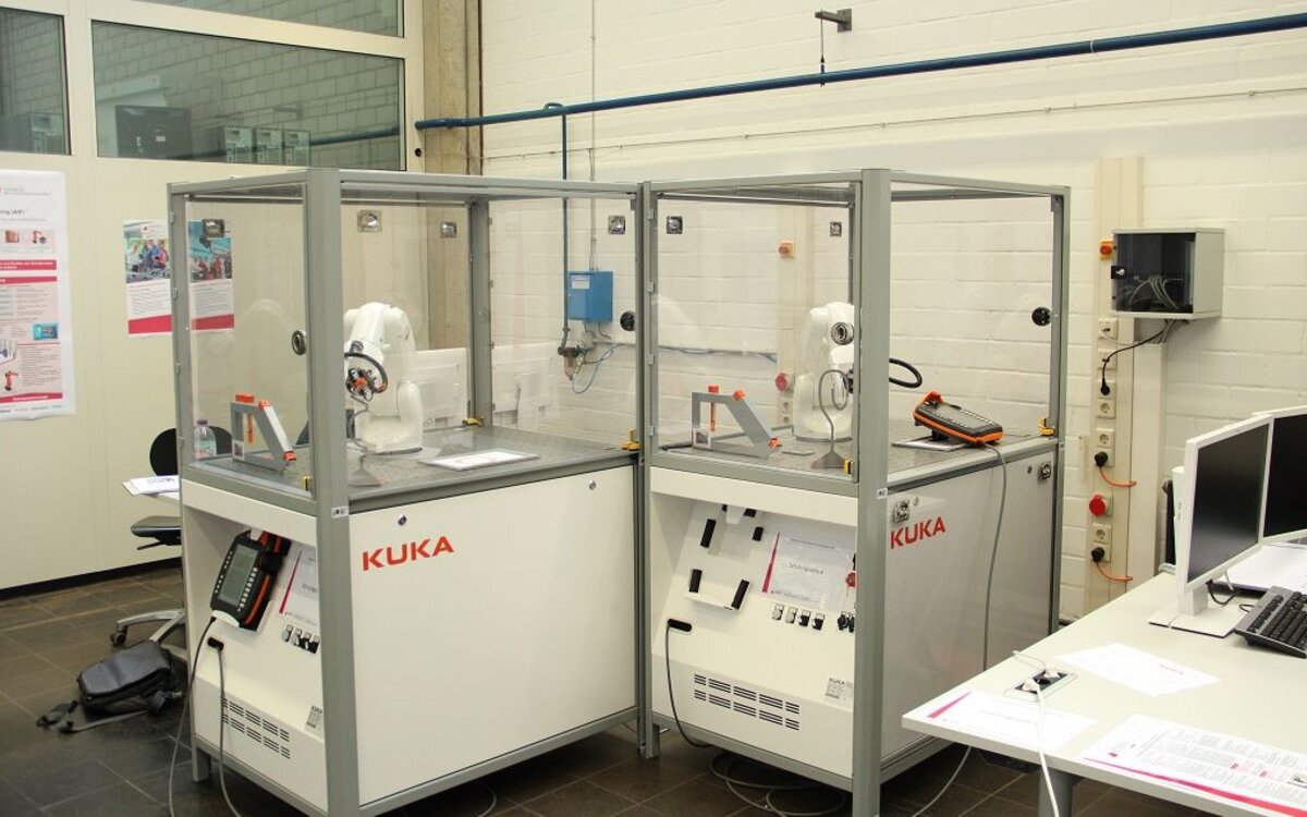 Cross-faculty Industrial Robots Lab 