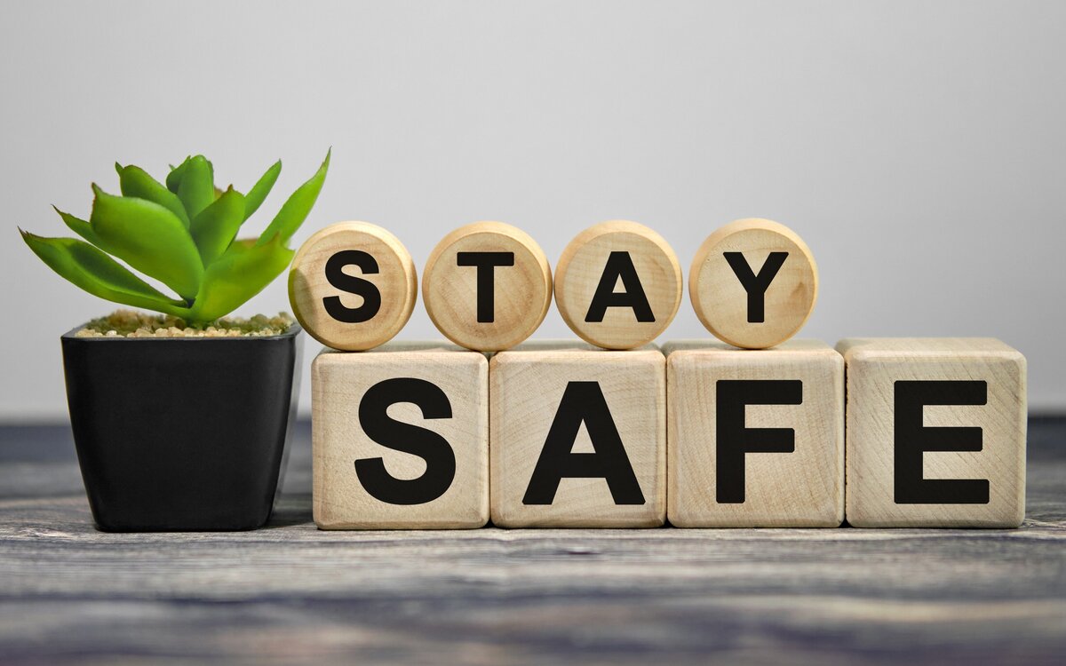 Holzsteinchen mit Buchstaben zeigen den Satz Stay Safe - pass auf dich auf