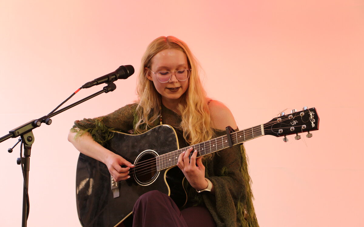 Julija singt das Lied Shape of my Heart