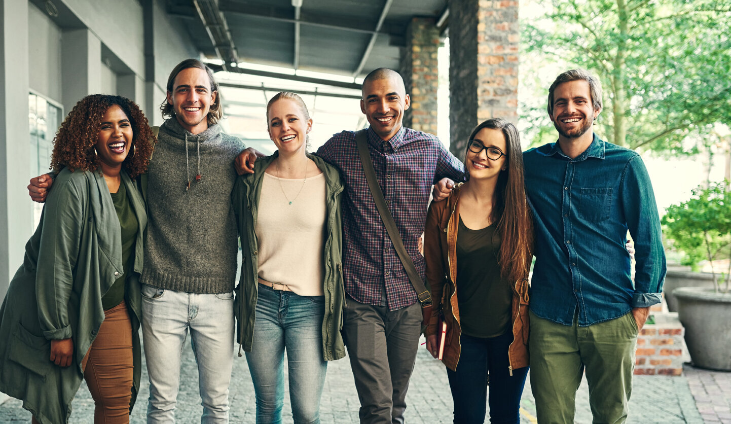 Gruppe von fröhlichen Studierenden auf einem Hochschulcampus Gruppe von fröhlichen Studierenden auf einem Hochschulcampus