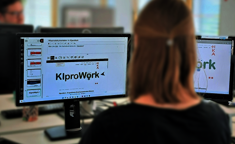 Mitarbeitende bei Arbeit am PC