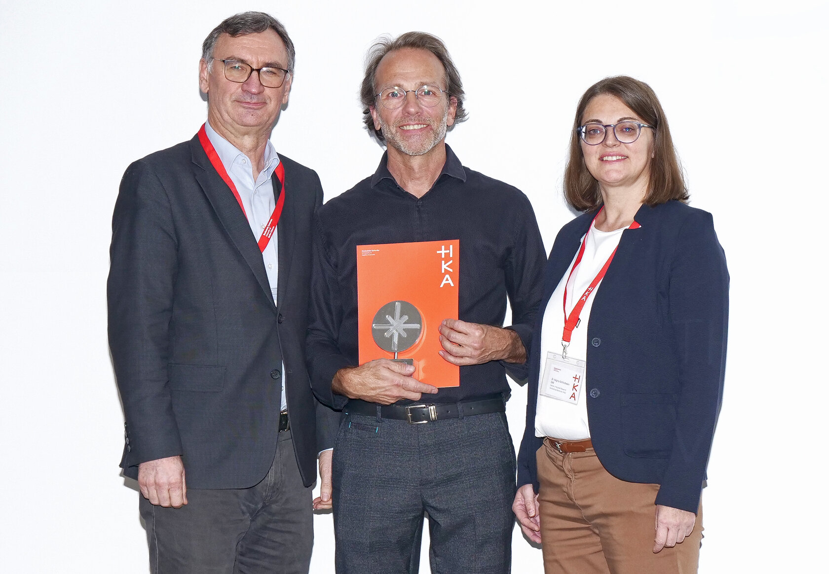 HKA-Transferpreis für Simulationskapsel DIVE+ Bei der Verleihung des Transferpreises (v. l.): Prorektor Prof. Dr. Franz Quint, Prof. Dr. Bernhard Lenz und Dr. Regina Schlindwein aus dem Organisationsteam der ResearchContacts, Projektkoordinatorin move.mORe