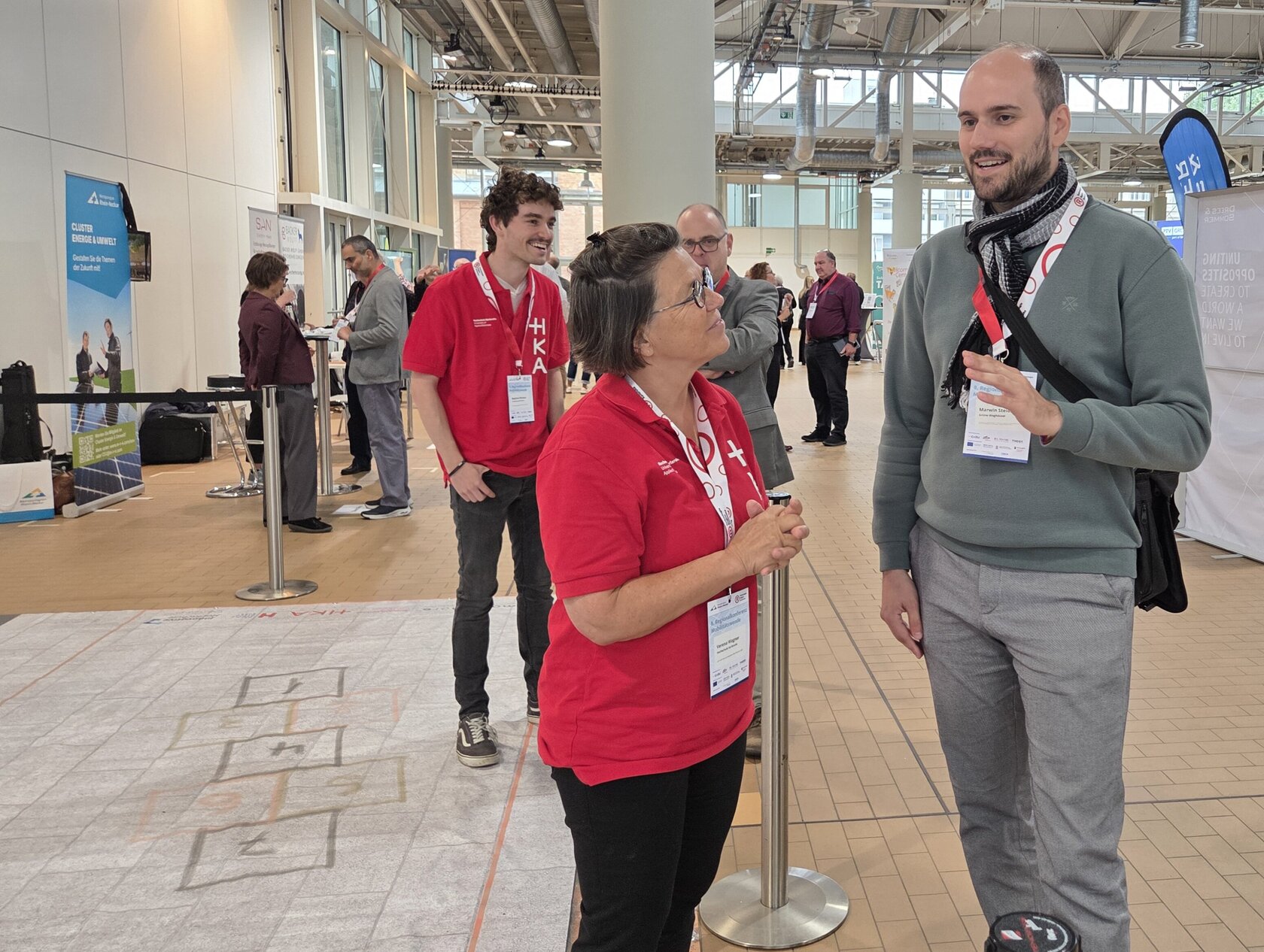 Verena Wagner präsentiert die Gehwegsimulation des move.mORe Projekts