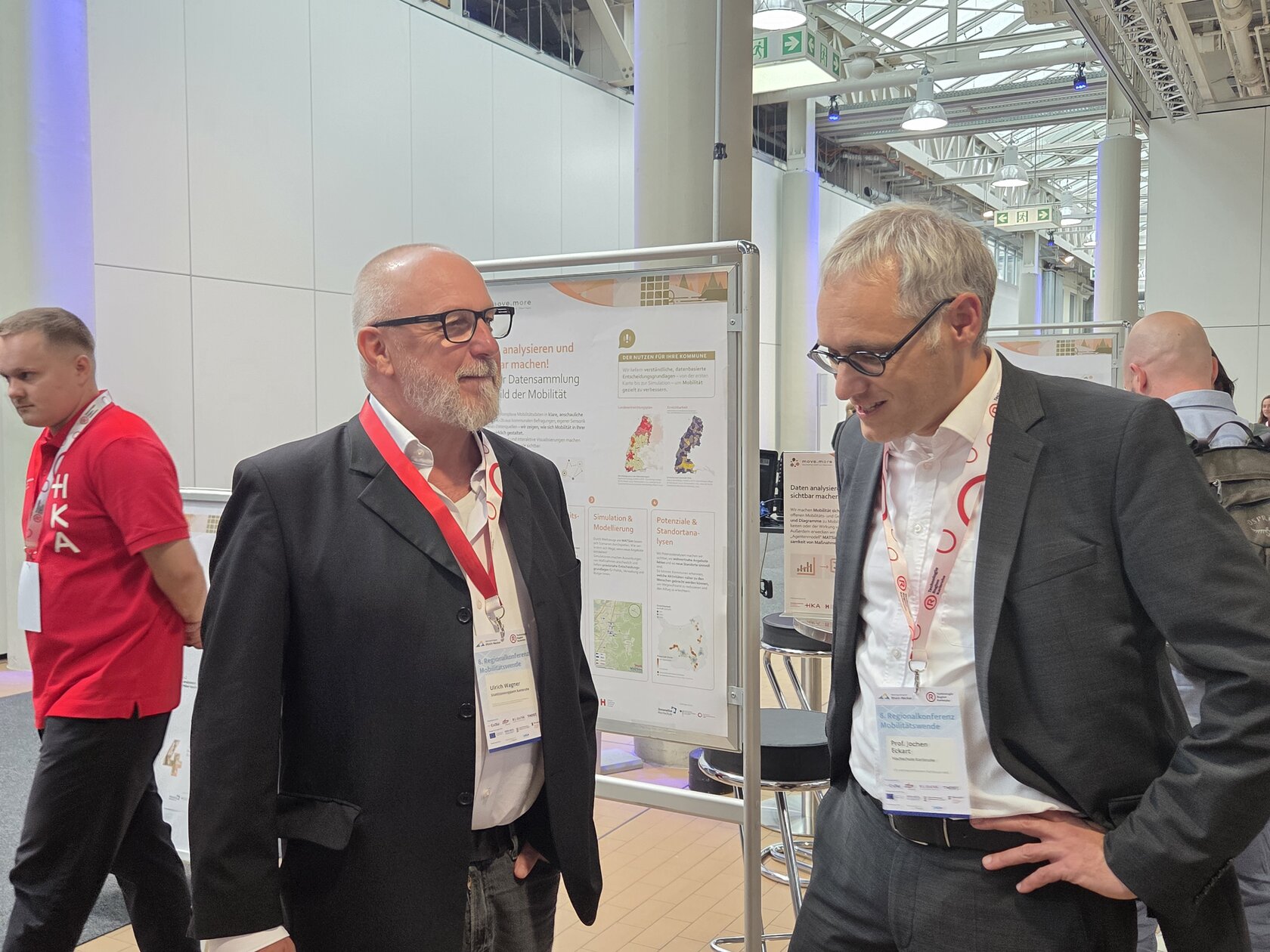 Prof. Dr. Jochen Eckart im Gespräch mit einem Besucher