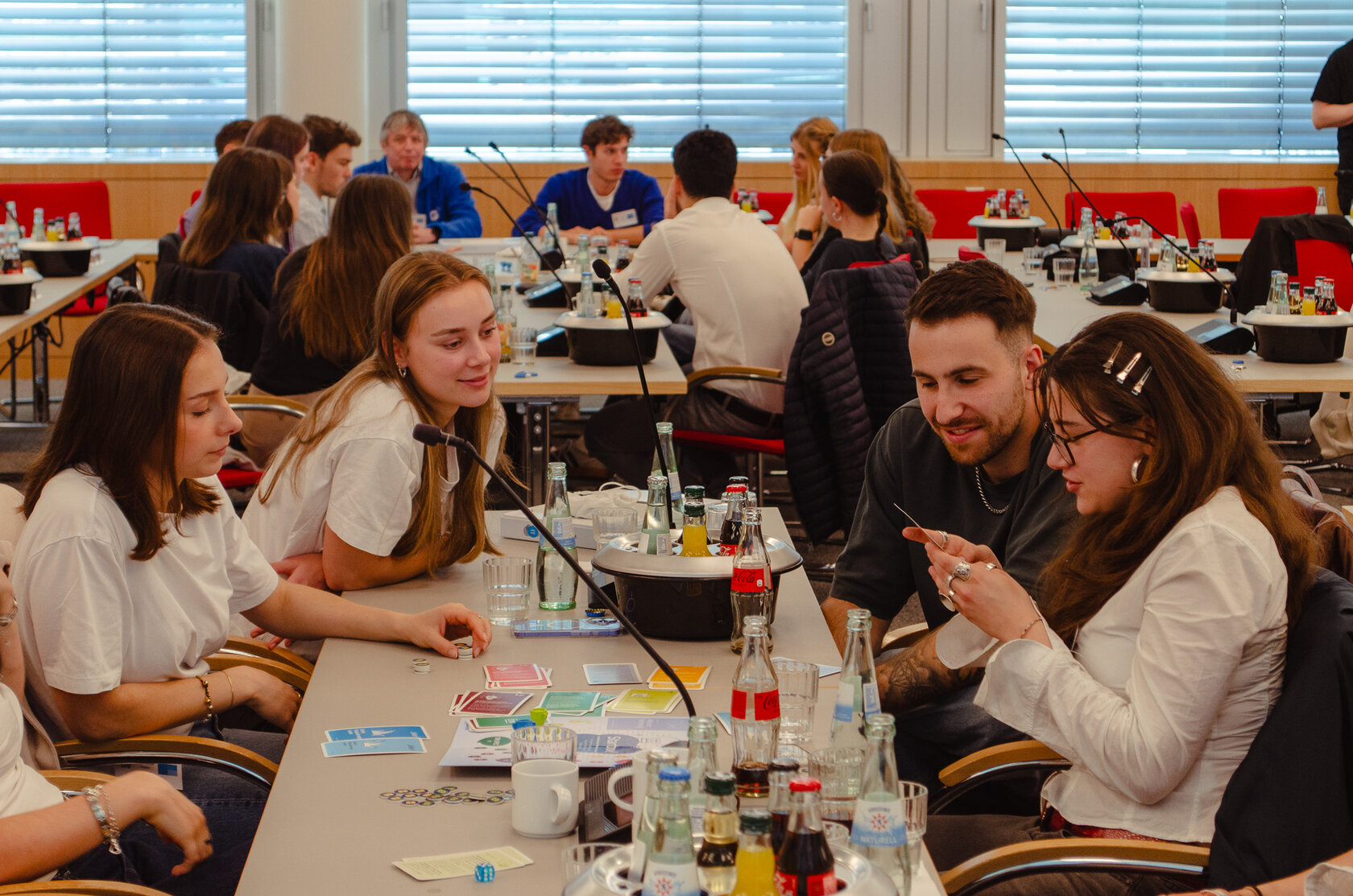 Beim Spiel zum Thema Normung sind KMM-Studierende dabei.