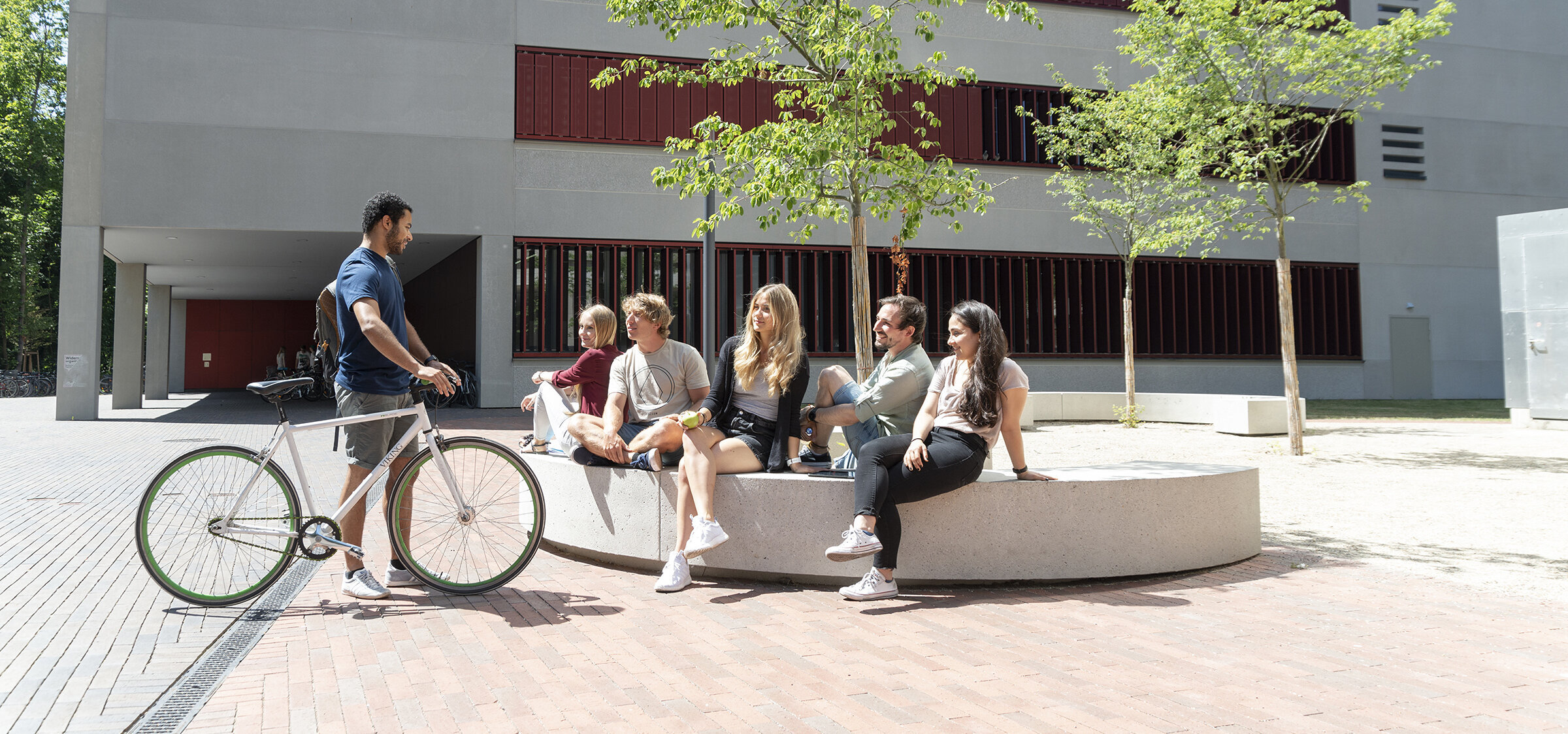 Studierende im Gespräch auf dem HKA-Campus Studierende im Gespräch auf dem HKA-Campus