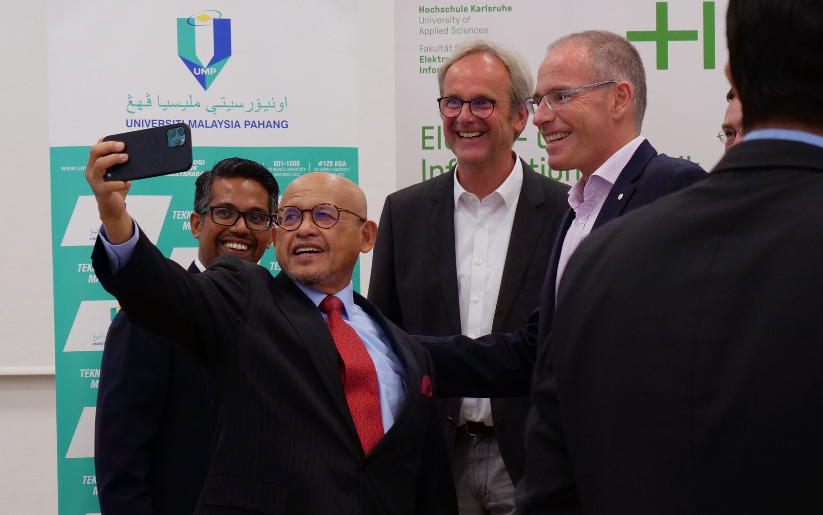 Delegation aus Malaysia Professor Dr. Hamdan Daniyal (UMP), Tan Sri Dato' Sri Dr. Abdul Aziz Abdul Rahman (UMP), Prof. Dr.-Ing. Manfred Strohrmann (HKA), Prof. Dr.-Ing. Frank Artinger (HKA) (v. l. n. r.)