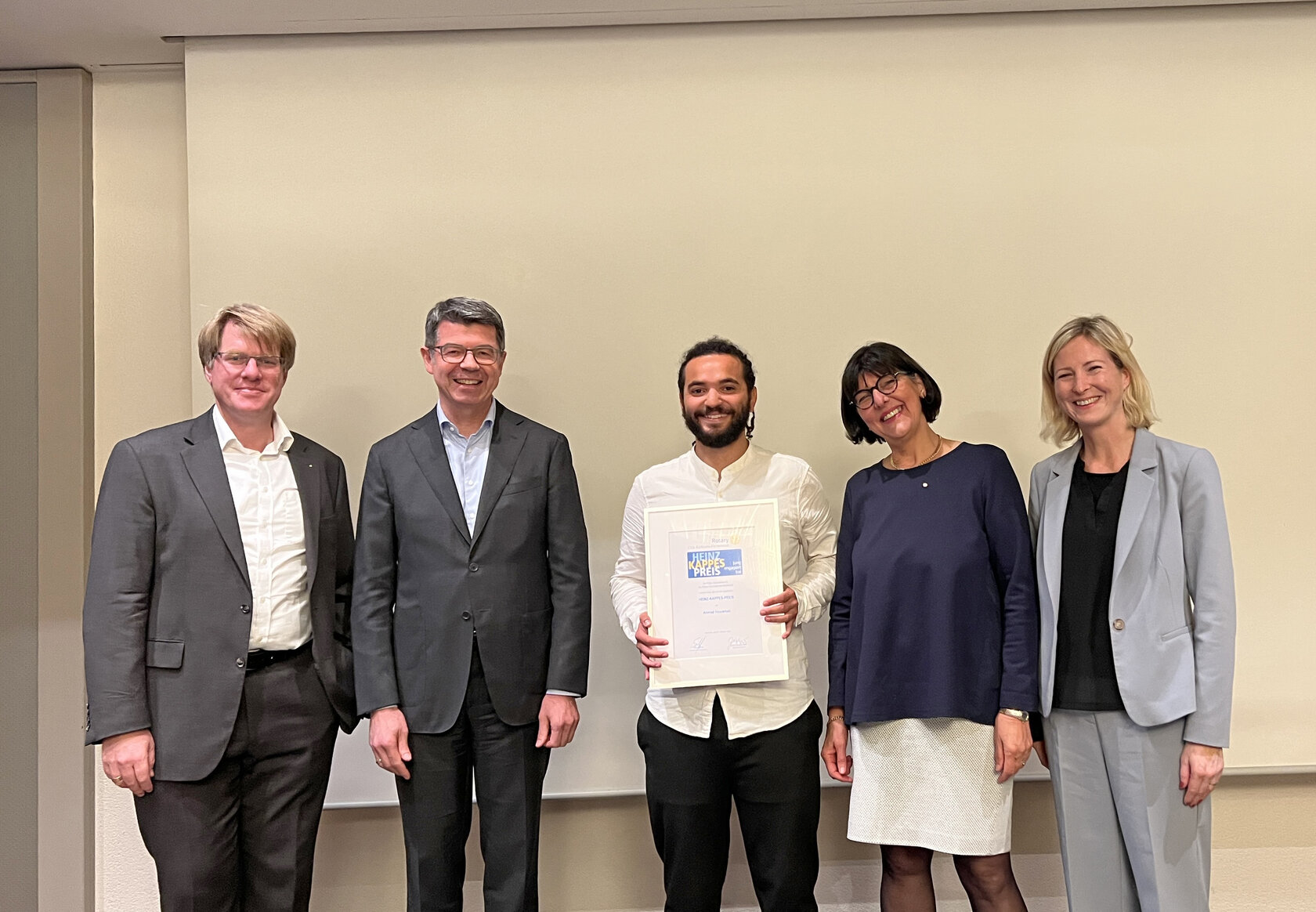 Engagement für Demokratie und Weltoffenheit Bei der Preisverleihung (v. l. n. r.): Daniel Wensauer-Sieber, und Pirmin Schroff, beide Rotary Club, Ahmad Hawarnah, Dr. Gerda Frank, Rotary Club, sowie Yvette Melchien, Sozialbürgermeistern der Stadt Karlsruhe