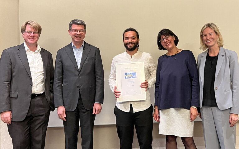 Bei der Preisverleihung (v. l. n. r.): Daniel Wensauer-Sieber, und Pirmin Schroff, beide Rotary Club, Ahmad Hawarnah, Dr. Gerda Frank, Rotary Club, sowie Yvette Melchien, Sozialbürgermeistern der Stadt Karlsruhe