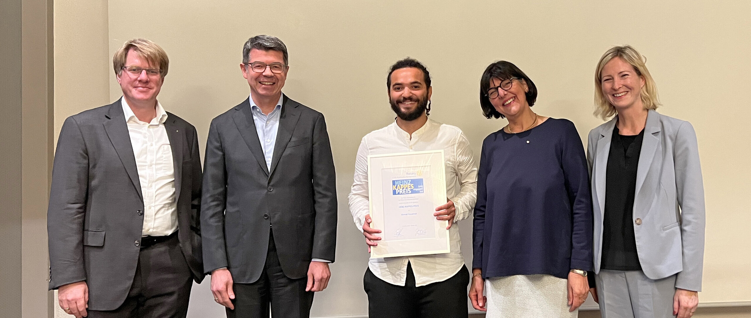 Engagement für Demokratie und Weltoffenheit Bei der Preisverleihung (v. l. n. r.): Daniel Wensauer-Sieber, und Pirmin Schroff, beide Rotary Club, Ahmad Hawarnah, Dr. Gerda Frank, Rotary Club, sowie Yvette Melchien, Sozialbürgermeistern der Stadt Karlsruhe