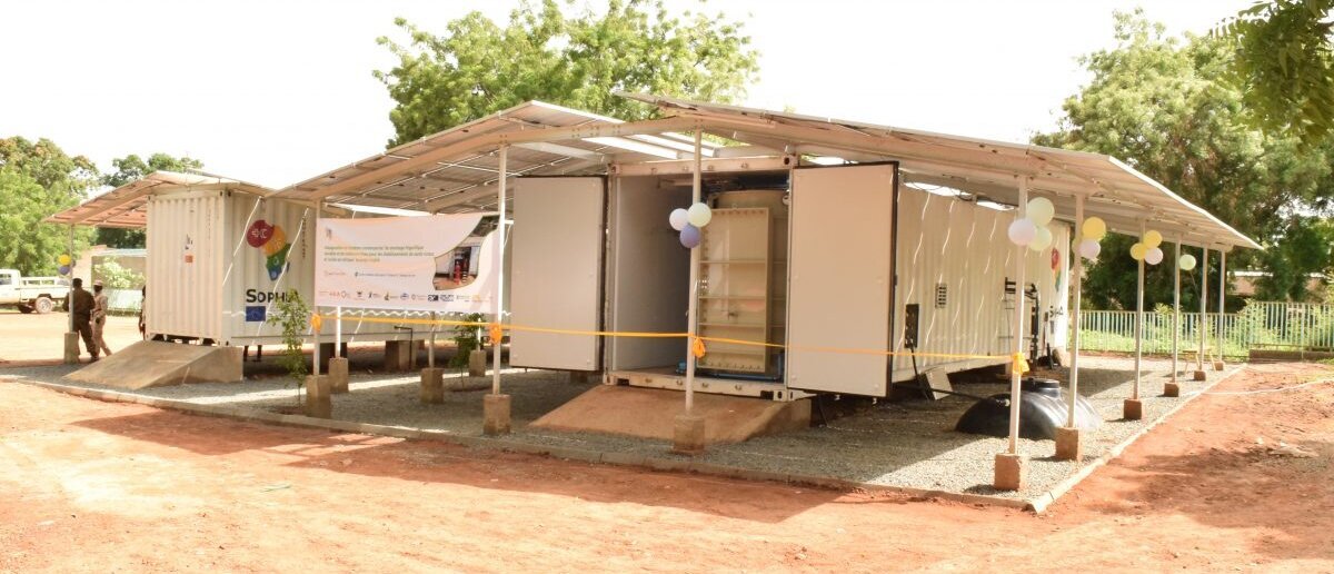 Entwicklung nachhaltiger und energieautonomer Kühlcontainersysteme für afrikanische Krankenhäuser Fertiggestellte SophiA-Pilotanlage an der Dr. Sedogo Clinic in Bukina Faso