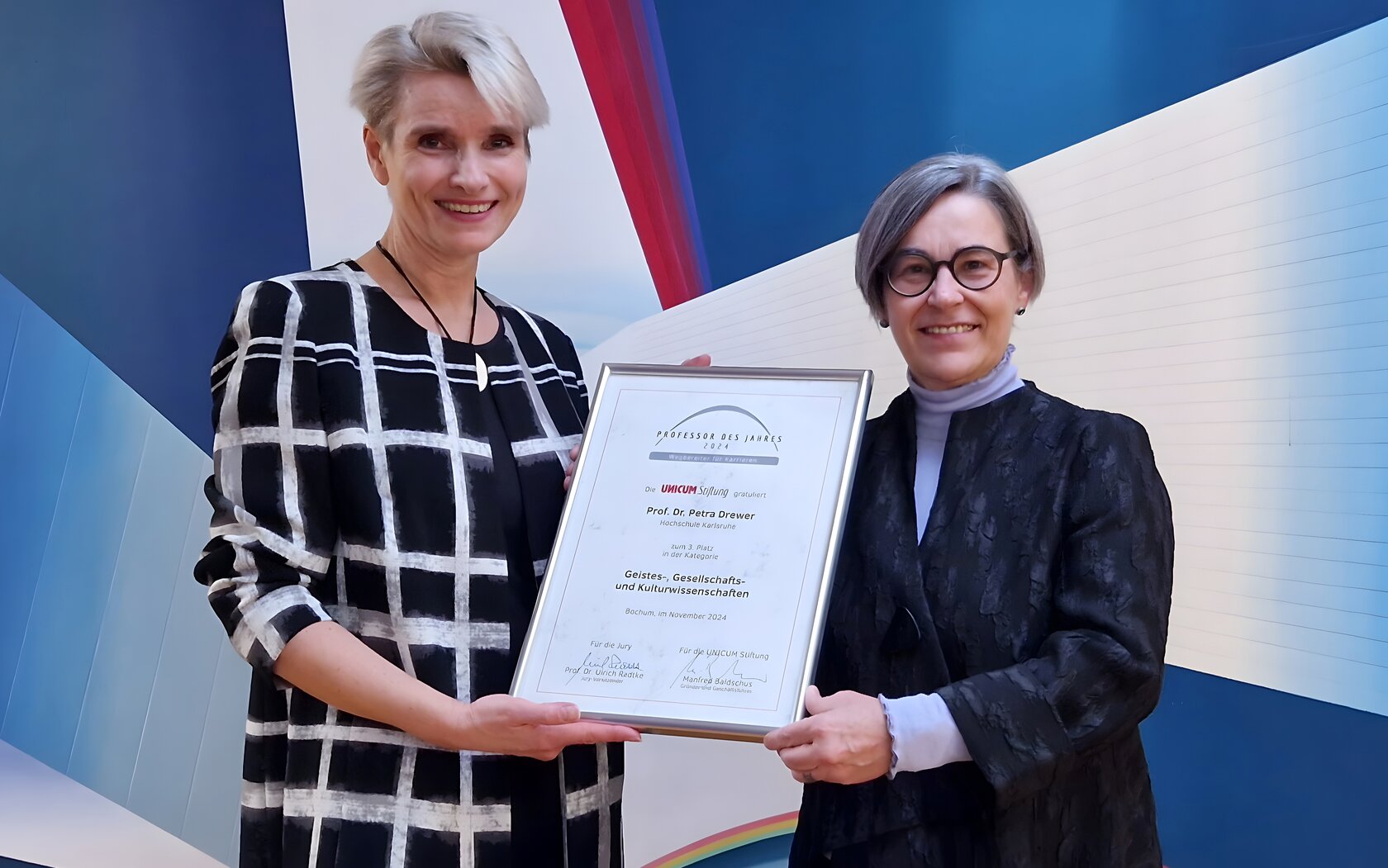 3. Platz beim deutschlandweiten Wettbewerb „Professor des Jahres“ für Prof. Dr. Petra Drewer Rektorin Prof. Dr. Rose Marie Beck (r.) beglückwünschte die Preisträgerin Prof. Dr. Petra Drewer und konnte ihr die Urkunde überreichen
