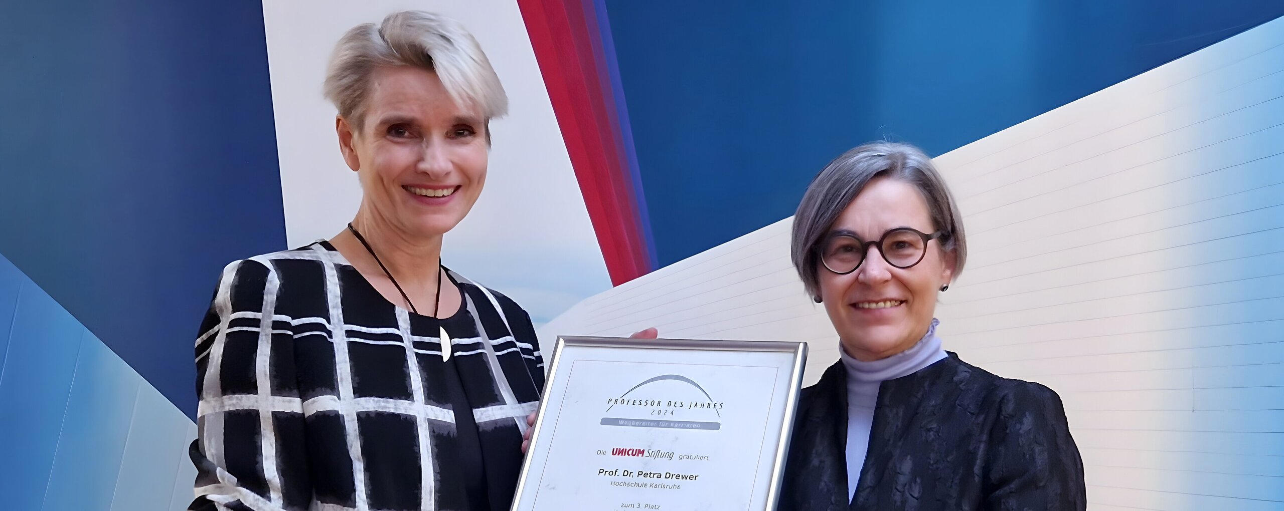 3. Platz beim deutschlandweiten Wettbewerb „Professor des Jahres“ für Prof. Dr. Petra Drewer Rektorin Prof. Dr. Rose Marie Beck (r.) beglückwünschte die Preisträgerin Prof. Dr. Petra Drewer und konnte ihr die Urkunde überreichen