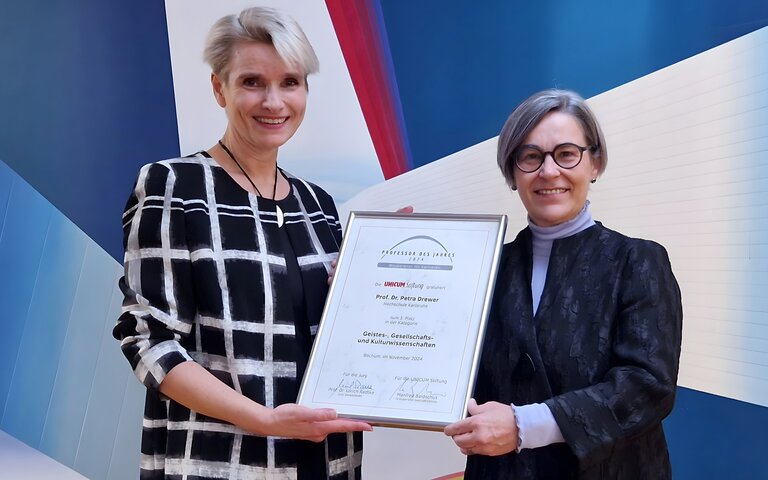 Rektorin Prof. Dr. Rose Marie Beck (r.) beglückwünschte die Preisträgerin Prof. Dr. Petra Drewer und konnte ihr die Urkunde überreichen