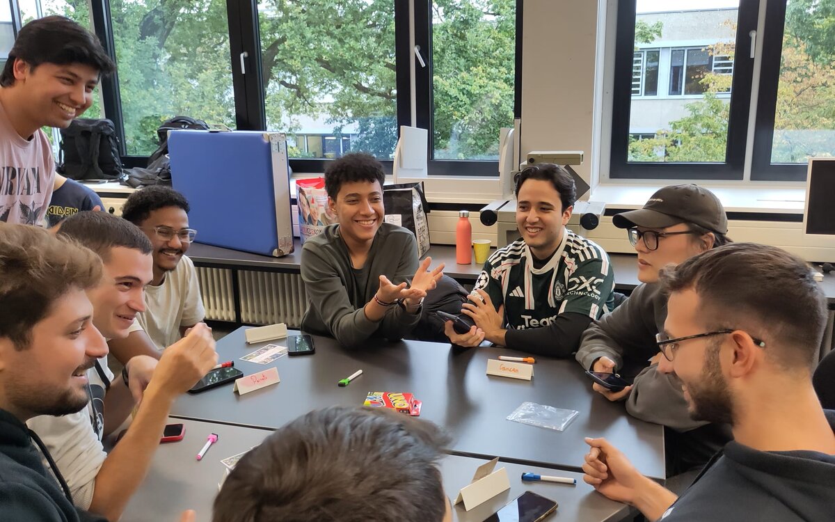 Gruppenfoto beim Spieleabend während der O-Week 2025