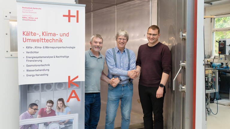 Das Bild zeigt Prof. Dr. Michael Kauffeld mit seinen beiden Nachfolgern, den Professoren Dr. Maurice Kettner (links) und Dr. Robin Langebach (rechts). 