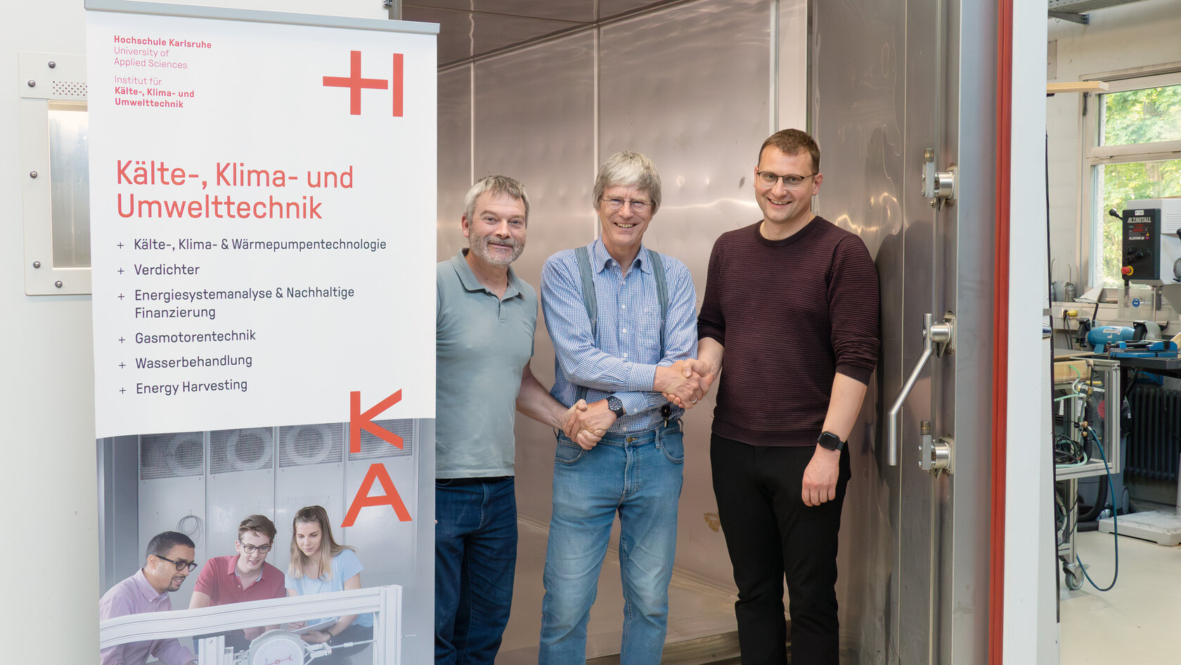 Stabwechsel am IKKU Das Bild zeigt Prof. Dr. Michael Kauffeld mit seinen beiden Nachfolgern, den Professoren Dr. Maurice Kettner (links) und Dr. Robin Langebach (rechts).