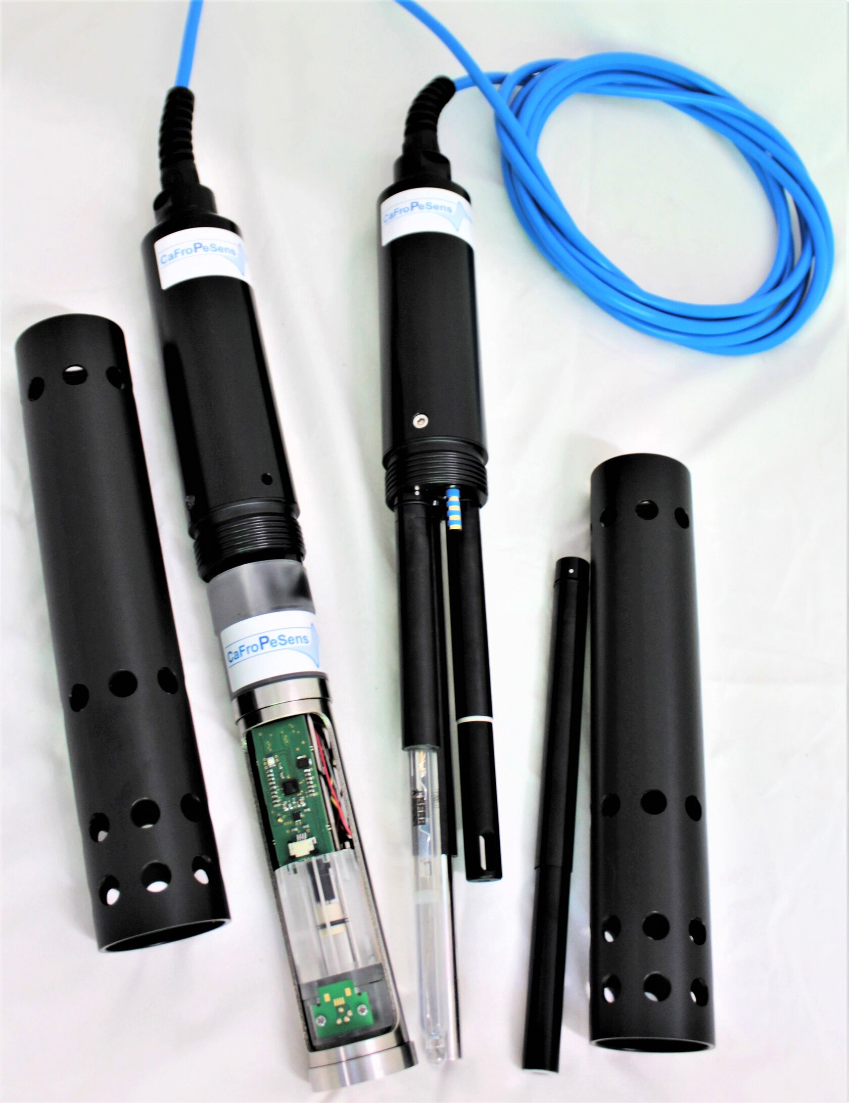 Project CaFroPeSens: Fig. 1: Multi parameter probe with phosphate sensor and protective housing Projekt CafroPeSens: Abb. 1: Muliparametersonde mit Phosphatsensor und Schutzgehäuse