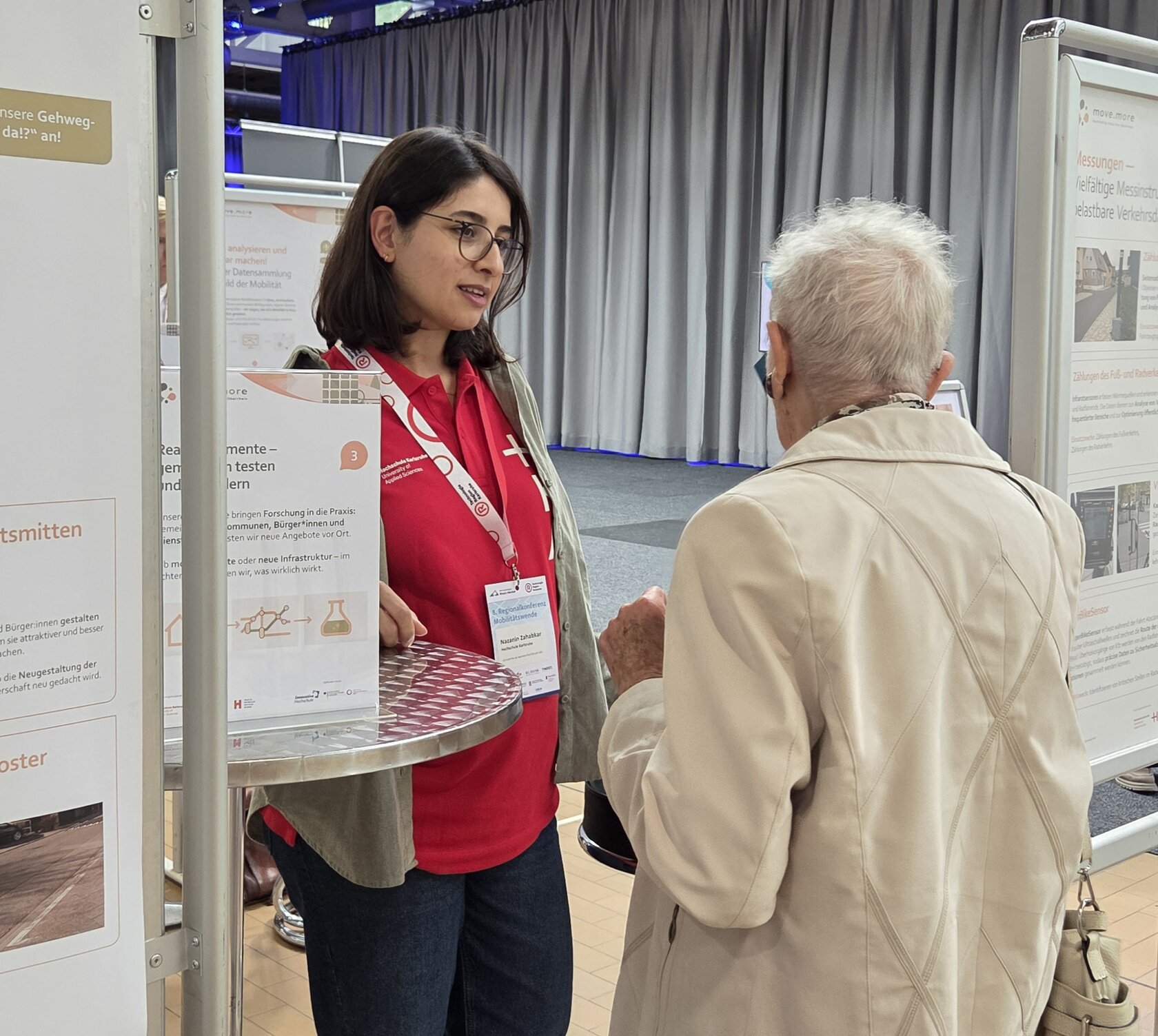 Nazanin Zahabkar Aghdam erklärt einer Besucherin Methoden der Bauleitplanung