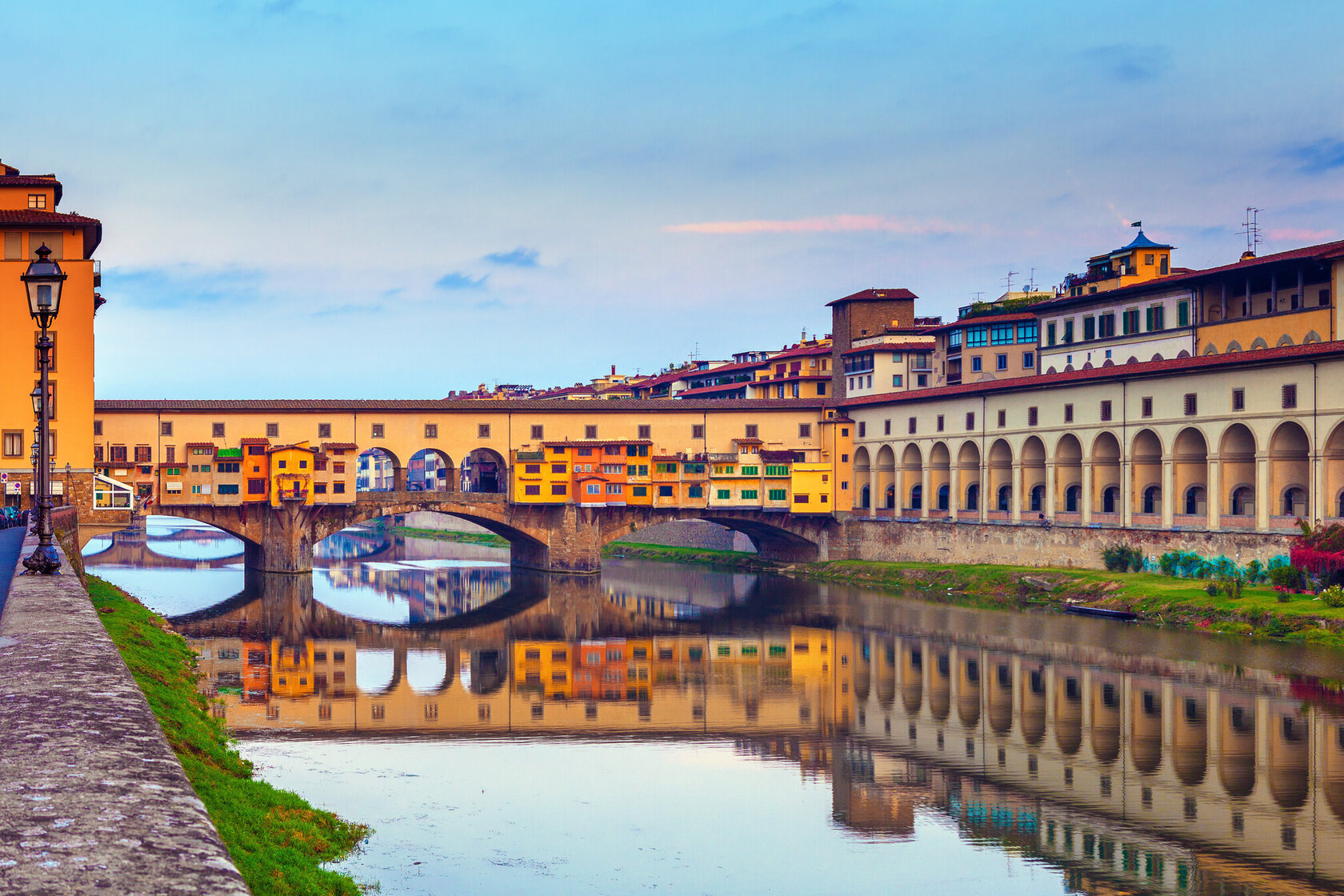 Blick auf den Arno und Gebäude in Florenz