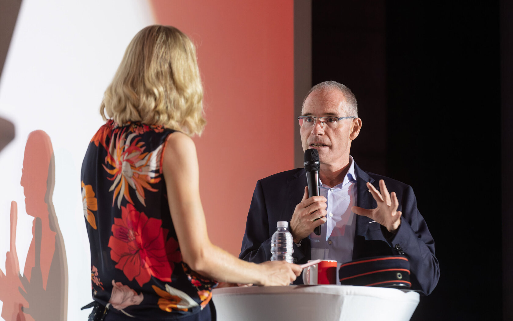 Rektor Prof. Dr.-Ing. Frank Artinger Rektor mit Moderatorin Anneke Reinsperger