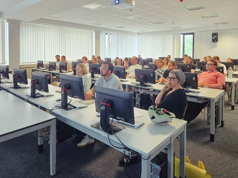 Präsentation der Ergebnisse. Im Vordergrund ist die Rektorin der Hochschule, Prof. Dr. Rose Marie Beck.