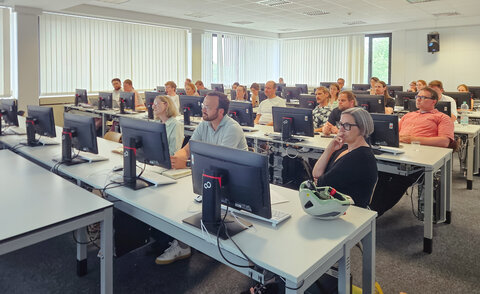 Präsentation der Ergebnisse. Im Vordergrund ist die Rektorin der Hochschule, Prof. Dr. Rose Marie Beck.
