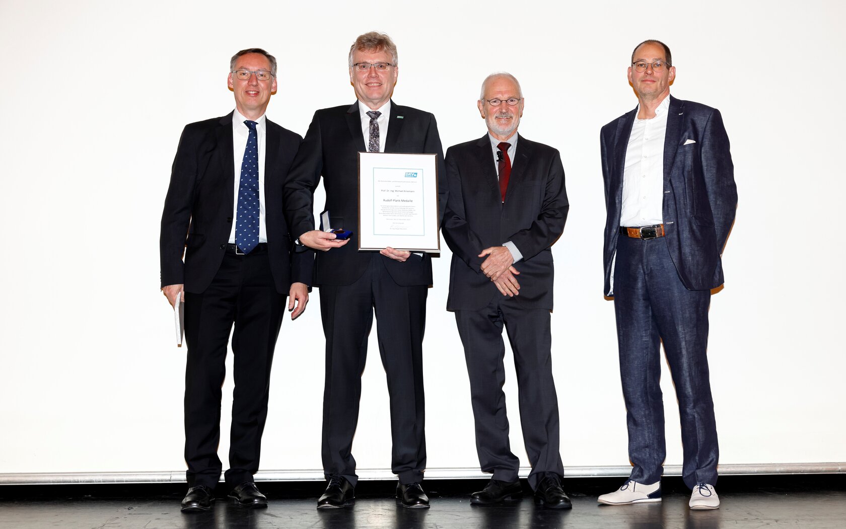 Tagung des DKV Wurde mit der höchsten Auszeichnung des Deutschen Kälte- und Klimatechnischen Vereins geehrt: Prof. Dr.-Ing. Michael Arnemann (2. v. l.) aus der Fakultät für Maschinenbau und Mechatronik