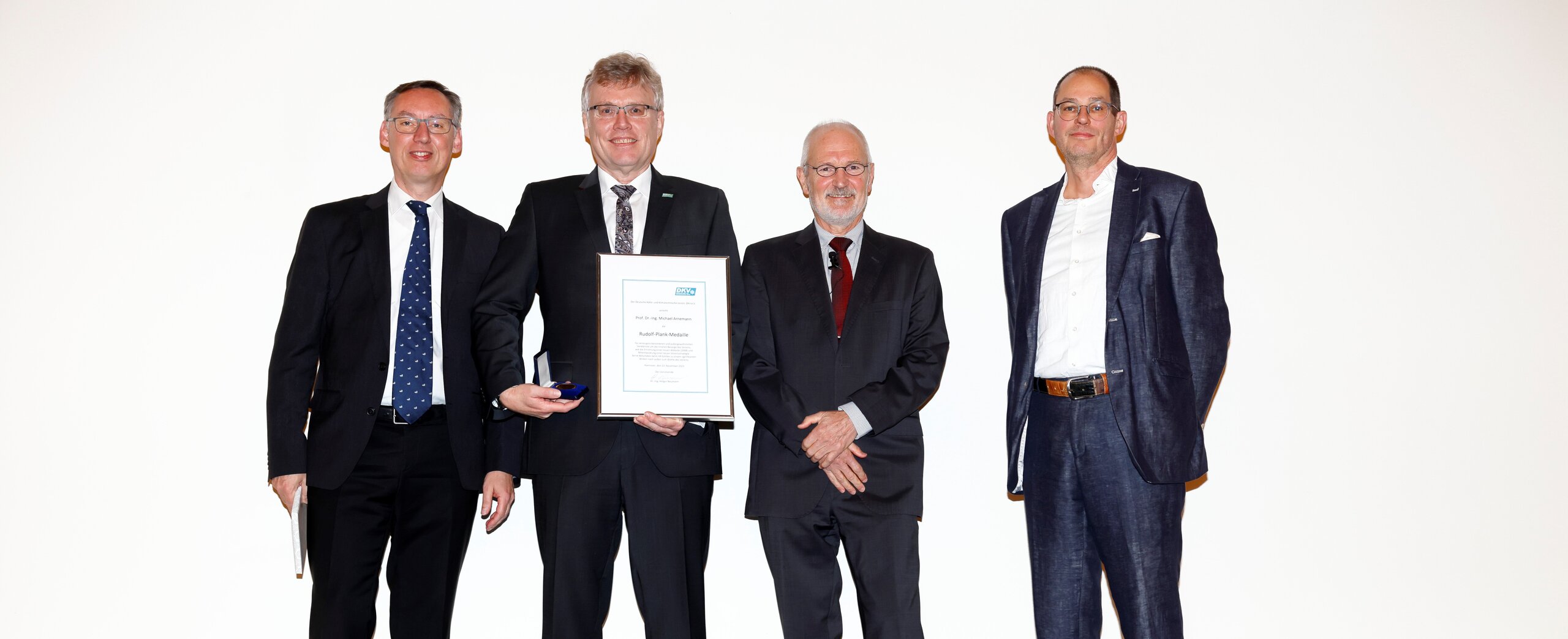 Tagung des DKV Wurde mit der höchsten Auszeichnung des Deutschen Kälte- und Klimatechnischen Vereins geehrt: Prof. Dr.-Ing. Michael Arnemann (2. v. l.) aus der Fakultät für Maschinenbau und Mechatronik