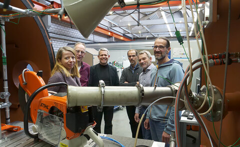 Foto von Prof. Dr. Christine Preisach und Team in einem Laborbetrieb in der HKA.