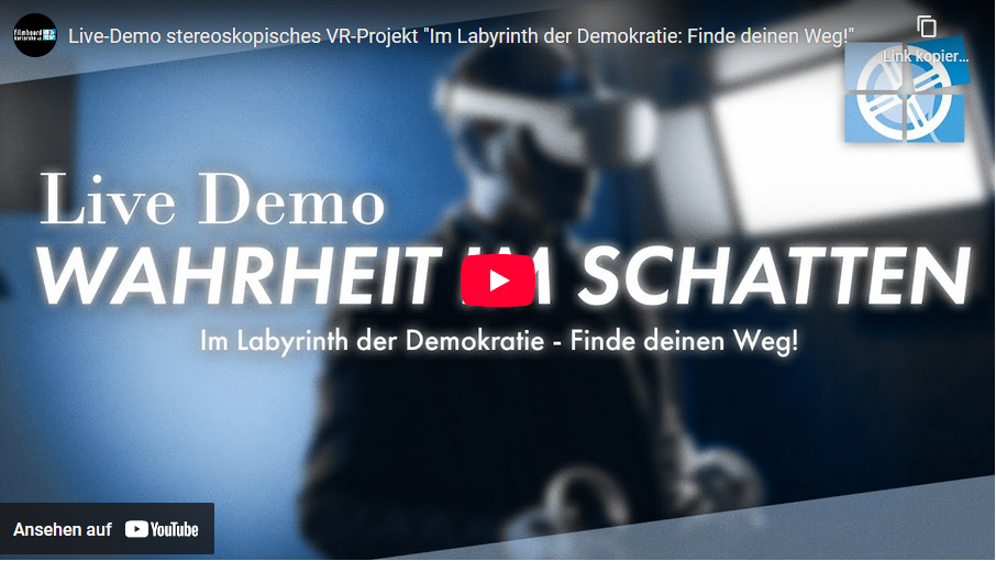 Das Bild zeigt einen Screenshot eines YouTube-Videos. In der Mitte steht groß der Schriftzug „Live Demo – Wahrheit im Schatten – Im Labyrinth der Demokratie – Finde deinen Weg!“. Im Hintergrund ist unscharf eine Person mit VR-Brille zu erkennen. Das Logo des Filmboard Karlsruhe ist oben rechts eingeblendet.