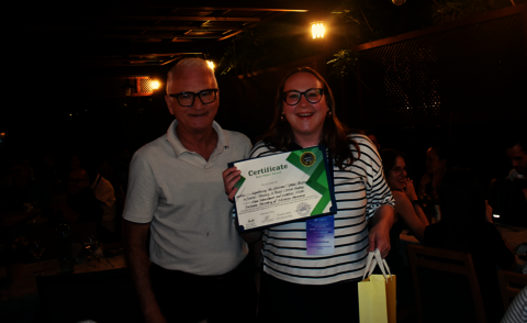 Promotionsstudentin Fiona Schmidbauer (IIIX) steht rechts neben dem Konferenzvorsitzenden Prof. Mario Barajas Frutos bei der Preisverleihung des Best Student Paper Award auf der ICETC 2025 und h&auml;lt das Zertifikat f&uuml;r den Award in der Hand.